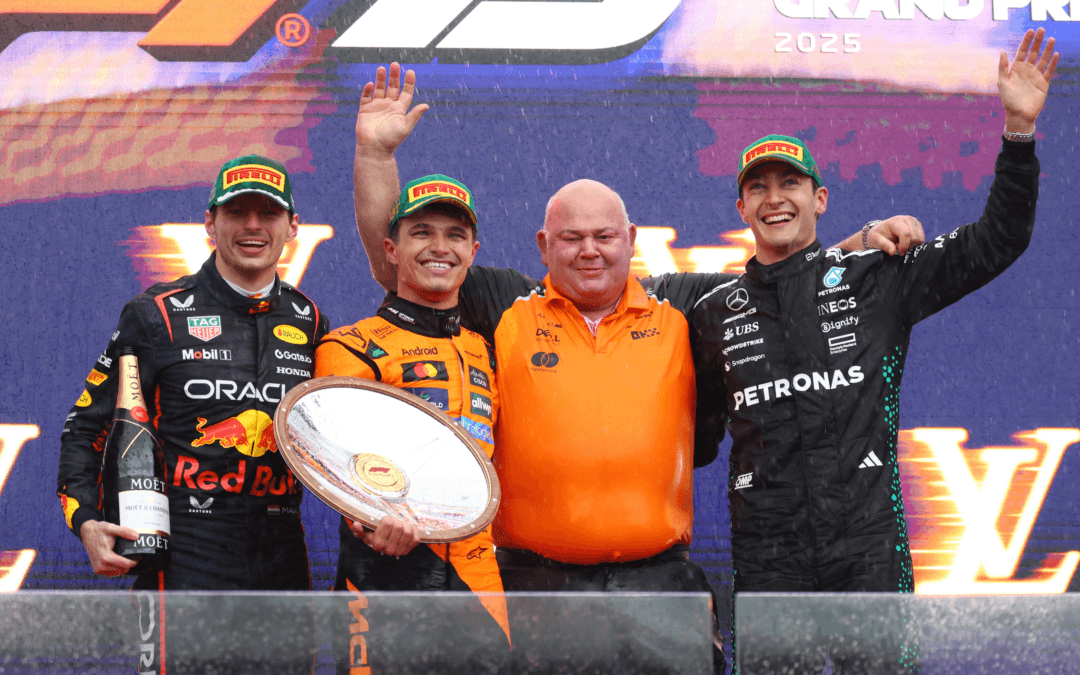 Norris gana una carrera caótica bajo la lluvia con Verstappen a distancia de DRS. Abandono de Alonso y Sainz