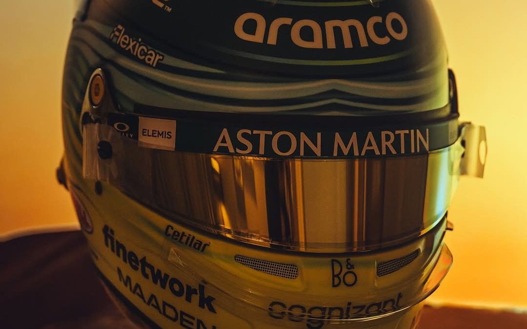 Fernando Alonso presenta nuevo casco especial en Arabia Saudí