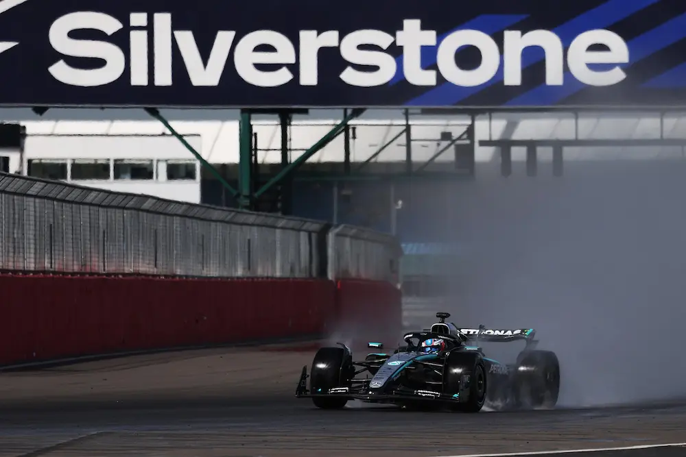 Mercedes de test con Pirelli probando los neumáticos de lluvia para 2026 en Silverstone